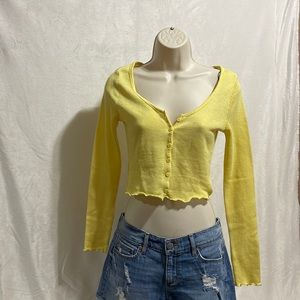 ⭐️Divided yellow crop top button front